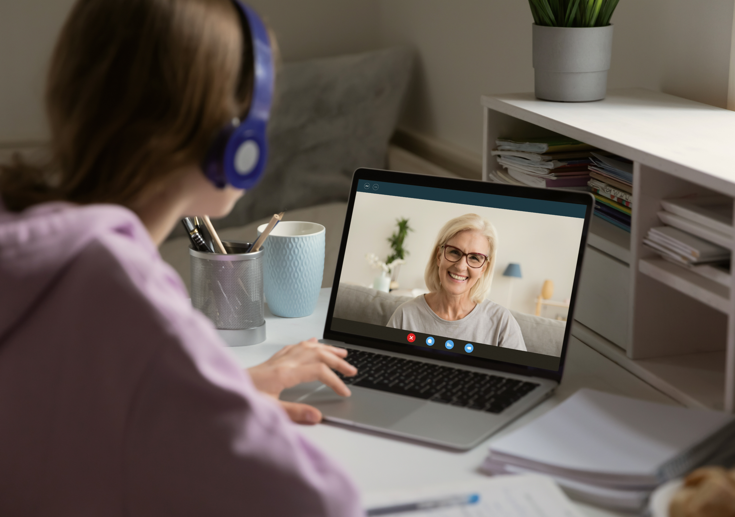 An adult mentoring a young person